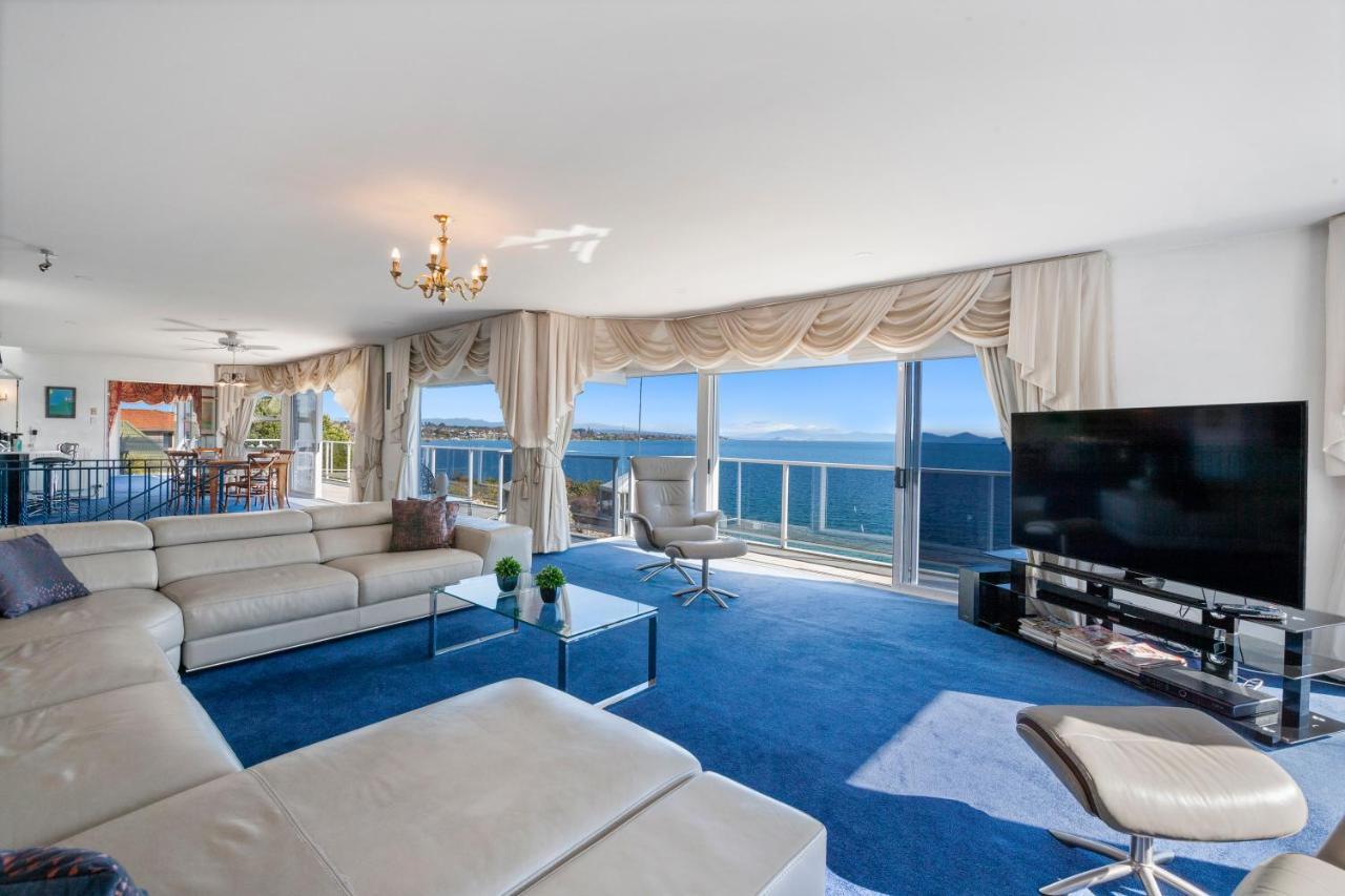 Spectacular Lakefront Home Таупо Экстерьер фото