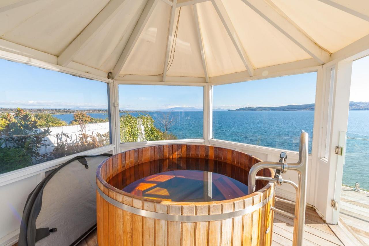 Spectacular Lakefront Home Таупо Экстерьер фото